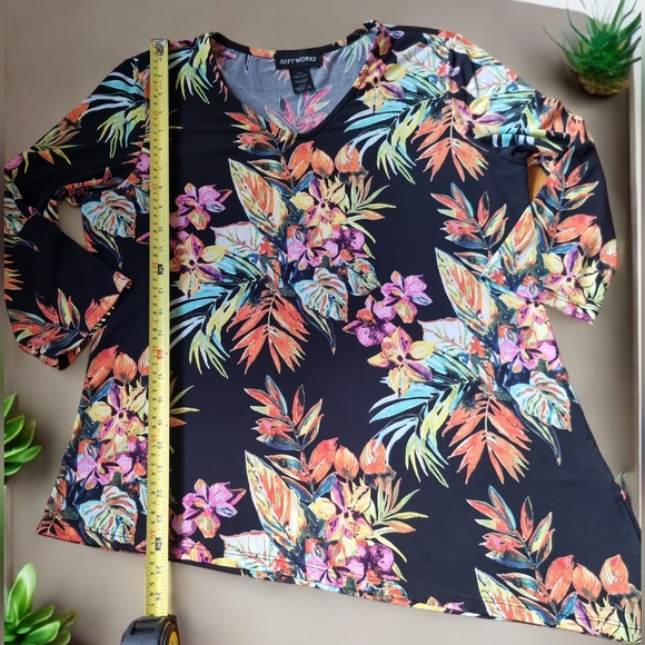 Soft Works Asymmetrical Hem Floral Top - Picture 5 of 8